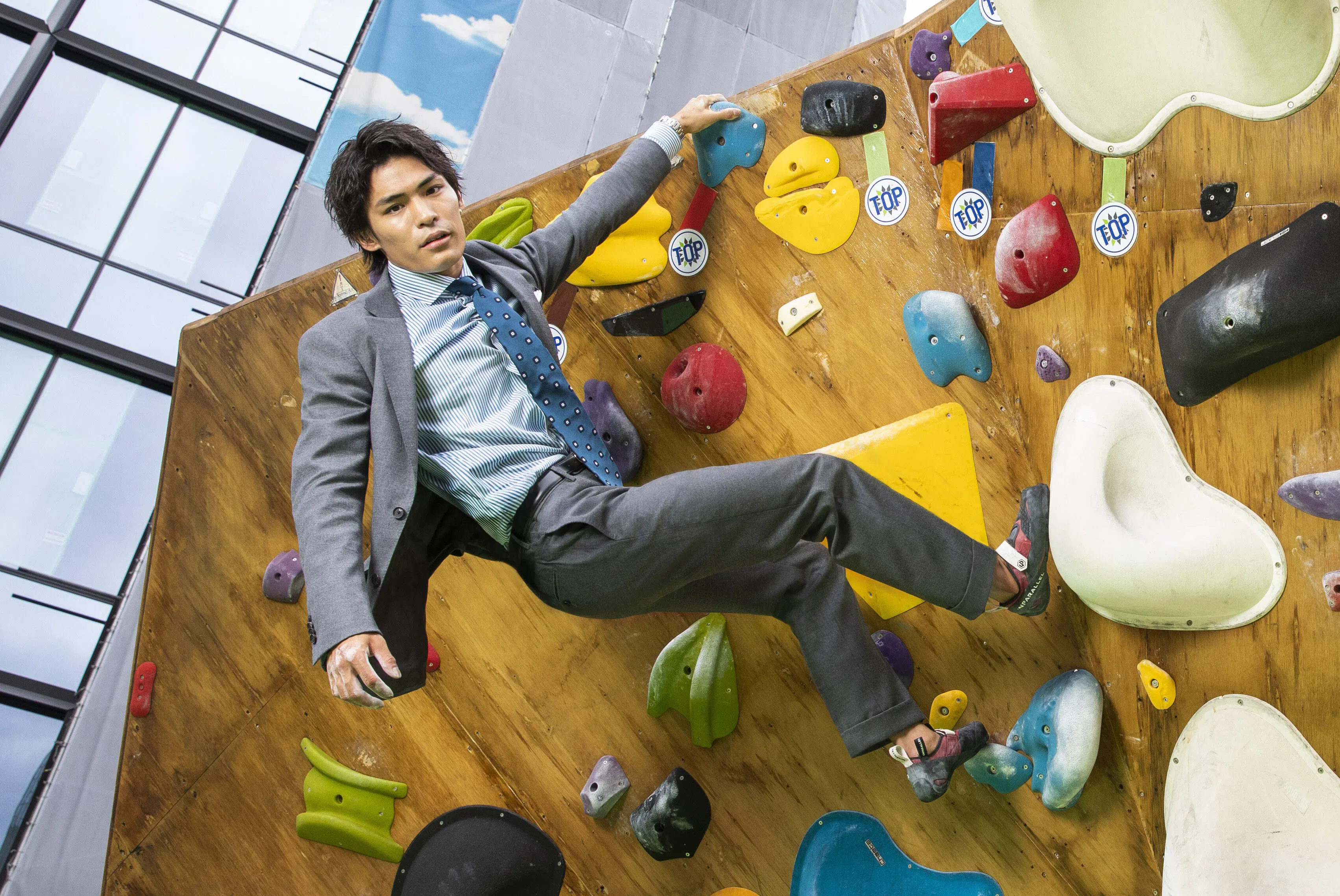 スーツをまとえば ランクアップ スーツで躍動 クライミングの自由と楽しさ伝 Nikkei Style スーツをまとえば ランクアップ スーツで躍動 クライミングの自由と楽しさ伝 Nikkei Style