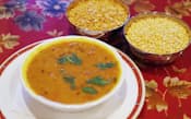 家庭でよく食べられるムング豆とトゥール豆を使ったダール。クミンやコリアンダーなどのスパイスの風味が食欲をそそる