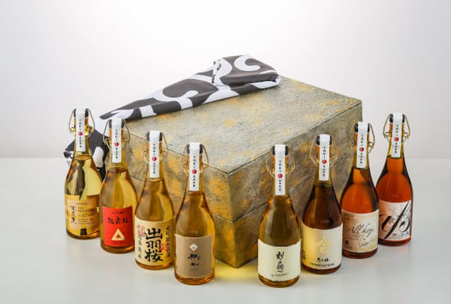 「刻SAKE協会」が11月からオンライン通販サイトで予約受付を開始した熟成酒の8本セット。販売価格は202万円だ
