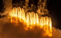 スペースXの「ファルコンヘビー」ロケット。強力なこのロケットは、2019年に初めて商用貨物を宇宙に打ち上げることに成功した。ファルコン9ロケットのコア3基とマーリンエンジン27基から構成され、航空機約1万8747機分の推力を発生させる（PHOTOGRAPH BY SPACEX）