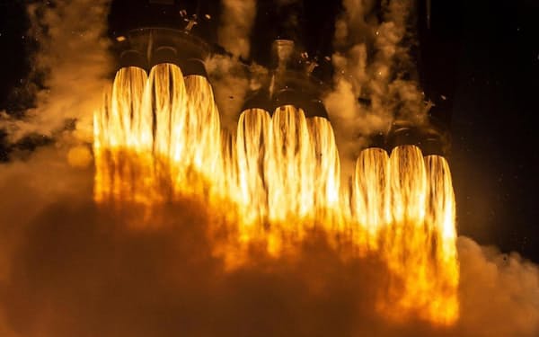 スペースXの「ファルコンヘビー」ロケット。強力なこのロケットは、2019年に初めて商用貨物を宇宙に打ち上げることに成功した。ファルコン9ロケットのコア3基とマーリンエンジン27基から構成され、航空機約1万8747機分の推力を発生させる（PHOTOGRAPH BY SPACEX）
