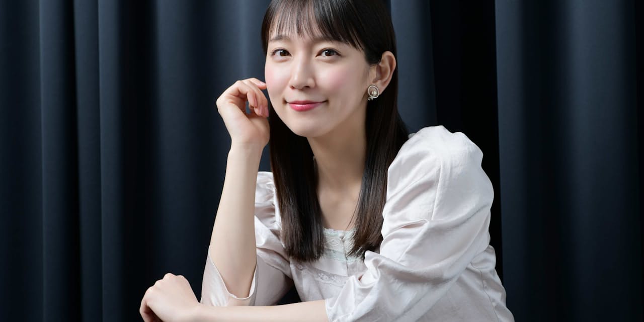 写真はこちら 吉岡里帆 宝物の写真を入れた寝室のフォトフレーム Nikkei Style 写真はこちら 吉岡里帆 宝物の写真を入れた寝室のフォトフレーム Nikkei Style
