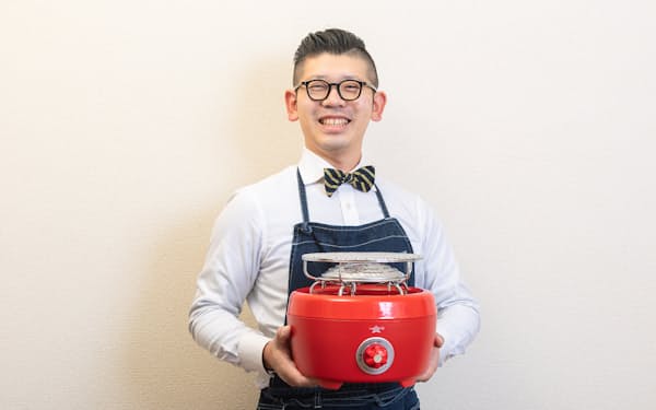 合羽橋の老舗料理道具店「飯田屋」の6代目、飯田結太氏がパーティーが盛り上がるユニークな料理道具を紹介。写真は火鉢と七輪を融合させた「ヒバリン」。懐かしい形がかえって新鮮