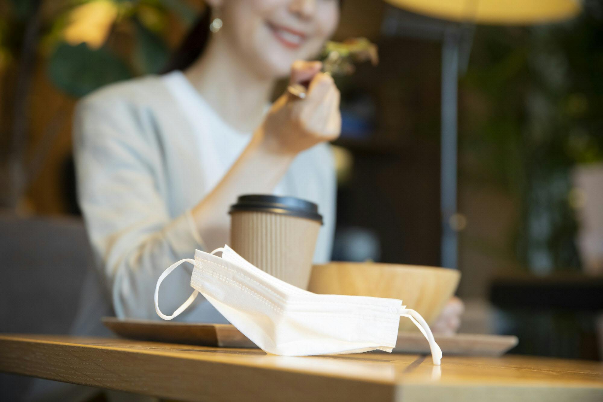 スマートな マスク会食 つけ外し 置き方の正解は Nikkei Style スマートな マスク会食 つけ外し 置き方の正解は Nikkei Style