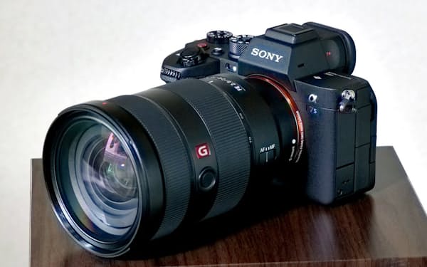 ソニーが10月に発売した高感度フルサイズミラーレス一眼カメラの新機種「α7S III」。公式オンラインストアの販売価格は税別40万9000円