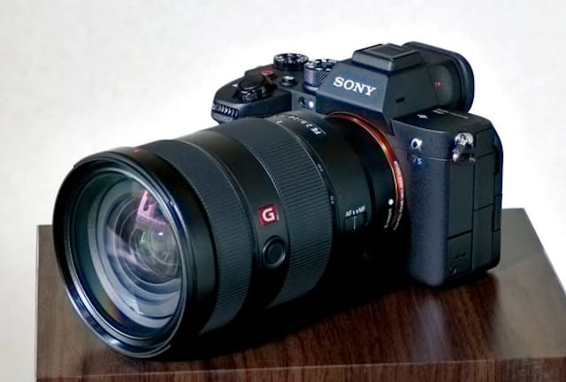 ソニーが10月に発売した高感度フルサイズミラーレス一眼カメラの新機種「α7S III」。公式オンラインストアの販売価格は税別40万9000円