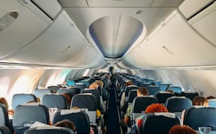飛行機内で感染者が出た場合、どこまでが濃厚接触者となるのだろうか？　写真はイメージ=（c）dedmityay-123RF