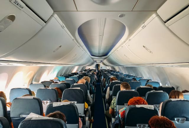 飛行機内で感染者が出た場合、どこまでが濃厚接触者となるのだろうか？　写真はイメージ＝（c）dedmityay-123RF