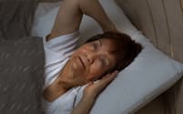 歳をとると、睡眠の途中で目が覚めてしまう「中途覚醒」などが増えてきます。(c)Tom Baker-123RF