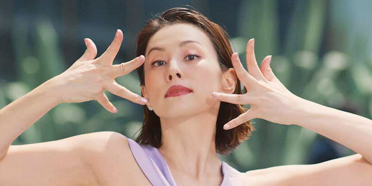 米倉涼子 美容液カナデルのcmで本気示した奇抜な舞 Nikkei Style 米倉涼子 美容液カナデルのcmで本気示した奇抜な舞 Nikkei Style