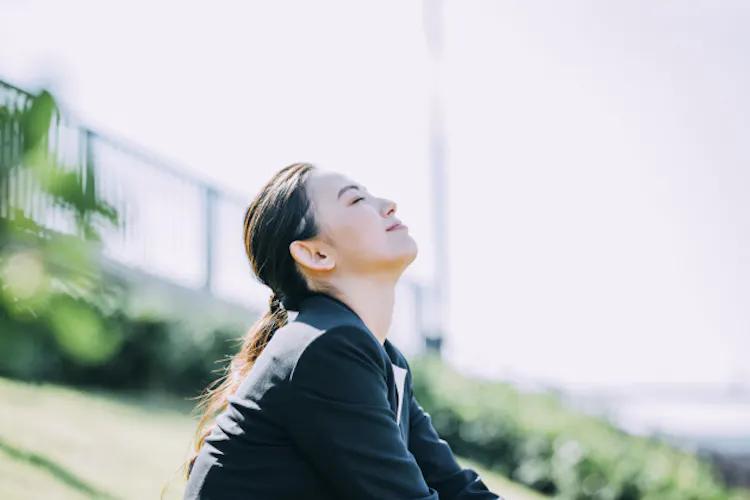 コロナ禍の在宅勤務の今だからこそ気をつけたい 冬うつ 日に当たり運動で改善を Nikkei Style