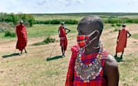 ケニアのマサイ・マラ国立保護区では、パンデミックが始まって以来観光客を相手に文化を紹介するパフォーマーたちの仕事が減少した。国は、2020年8月1日から外国人観光客の受け入れを再開している（PHOTOGRAPH BY TONY KARUMBA, AFP/GETTY IMAGES）