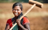 インド、オリッサ州の女性が木づちを振るって畑を耕していた。腕力と根気が必要な重労働だが、表情は明るかった（PHOTOGRAPH BY MASASHI MITSUI）
