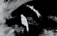 南極の氷山A68（左）がサウスジョージア島（右）に迫る様子を示す2020年12月14日の衛星画像。サウスジョージア島は南大西洋の海洋保護区で、ゾウアザラシ、オウサマペンギン、シロナガスクジラなどの絶滅危惧種が生息している。氷山が島の野生生物にどのような影響を与えるのか、科学者たちは注意深く観察している（PHOTOGRAPH BY NASA）