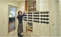 町田さんが提案するシェルターは、普段は食品庫として使える。寝室が半壊したときのためにマットレスも備える（東京都渋谷区）=写真　編集委員　塩田信義