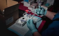 ファイザー・ビオンテック製の新型コロナウイルスワクチンの準備をする看護師。新たな研究から、このワクチンで重いアレルギー反応が起きる率は非常に低いことが明らかになった（PHOTOGRAPH BY HANNAH YOON, REDUX）