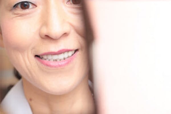 デスクの上には小さな鏡を。「いつでも声をかけていいよ」という顔をしているかをチェックする(撮影:鈴木愛子) デスクの上には小さな鏡を。「いつでも声をかけていいよ」という顔をしているかをチェックする(撮影:鈴木愛子)