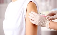 ワクチンの接種後に生じる有害事象には、受ける側の心理状態も影響する。(C)Olga Yastremska-123RF
