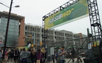 SXSWの会場で、大規模な販促活動を展開した米サンドイッチチェーン「サブウェイ」。大手企業の参入は、イベント参加費や近隣のホテル料の高騰につながっている