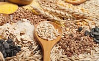 全粒穀物とは、玄米や全粒粉、大麦やオーツ麦、ライ麦などの未精製の穀物のこと。（c）ghenadii boiko-123RF