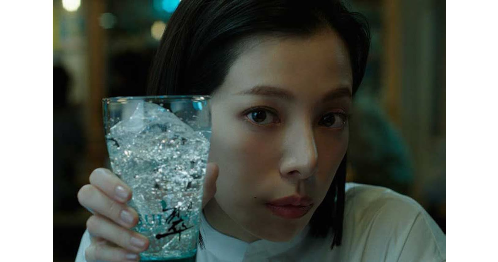 桜井ユキの強烈な目力が話題 サントリーのジン 翠 Nikkei Style 桜井ユキの強烈な目力が話題 サントリーのジン 翠 Nikkei Style