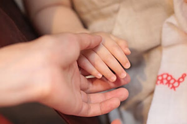 耳を触る 言葉遅い 反応鈍い 子供 中耳炎かも Nikkei Style 耳を触る 言葉遅い 反応鈍い 子供 中耳炎かも Nikkei Style