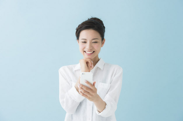 声だけのやりとりだから、クラブハウスは服装や背景を気にせずに済む(写真はイメージ) =PIXTA