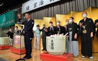 新真打ちの桂宮治師匠（右から3人目）を囲み、三遊亭円楽師匠の音頭で「エア乾杯」（2021年2月7日、東京都内）=橘蓮二撮影