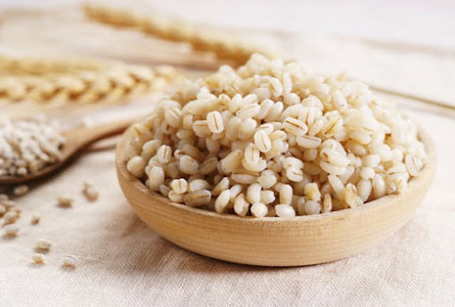 日本人はもともと雑穀をたくさん食べてきた。健康のことを考えたら、日々の主食に大麦などを取り入れたほうがよさそうだ。（c）Rarintorn Wata-123RF