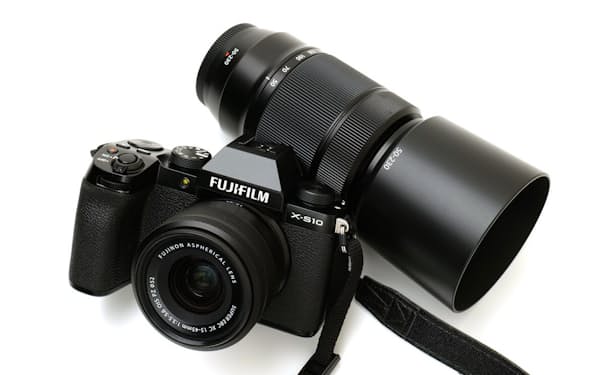 富士フイルムのミラーレス一眼カメラ「X-S10」。公式オンラインストアの販売価格は税込み13万2000円