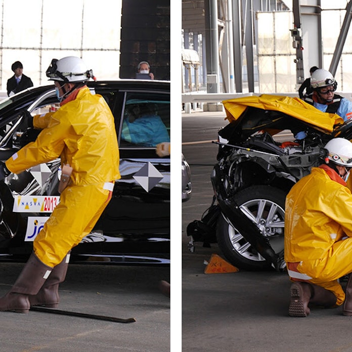 大敵は 感電 衝突ハイブリッド車の救出訓練に潜入 日本経済新聞 大敵は 感電 衝突ハイブリッド車の救出訓練に潜入 日本経済新聞