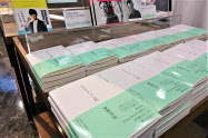 著者が選んだ本と組み合わせた特設の平台で展示する(青山ブックセンター本店)