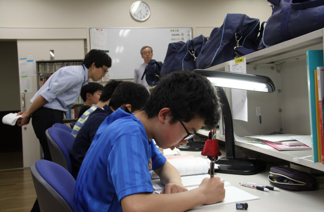 学内にある宿泊施設での合宿から大阪星光学院での6年間が始まる（学校提供）