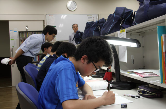 学内にある宿泊施設での合宿から大阪星光学院での6年間が始まる(学校提供)