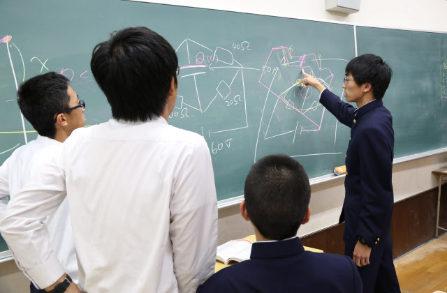 物理部の活動風景(学校提供)
