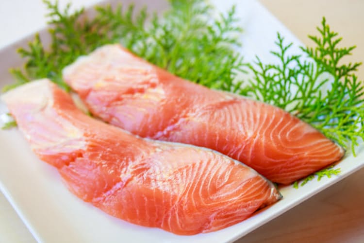 赤いのに白身魚 おにぎり 回転ずしで人気no 1のサケ Nikkei Style 赤いのに白身魚 おにぎり 回転ずしで人気no 1のサケ Nikkei Style