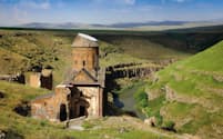 アニのティグラン・ホーネント（アルメニア人寄進者）の聖グレゴリオ教会は、1215年に現在のトルコとアルメニアの国境であるアクフリアン川沿いに建てられた（FLORIAN NEUKIRCHEN/AGE FOTOSTOCK）