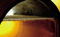 シェリーの熟成樽の内部。液面に産膜酵母の層が見える（The Jerez-Xeres-Sherry
Regulatory Council提供）