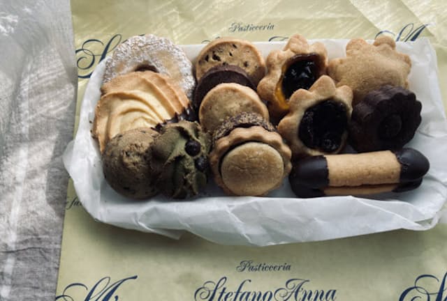 「ステファノ アンナ」のクッキーの詰め合わせ（税込み777円）は、味もたたずまいもイタリアの空気をそのまま運んできたかのよう