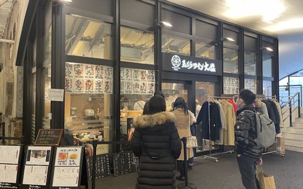 午後2時を過ぎても待ち客がいる「天ぷらとワイン大塩」日比谷店。「日比谷OKUROJI（オクロジ）」の中央くらいにある
