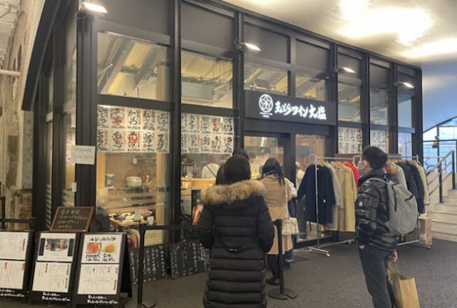 午後2時を過ぎても待ち客がいる「天ぷらとワイン大塩」日比谷店。「日比谷OKUROJI（オクロジ）」の中央くらいにある