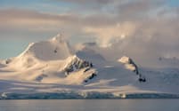 南極大陸の沖合に見えるリビングストン島。宇宙から南極の氷を研究する新しい手法によって、南極の積雪量を正確に調べることが可能になった(PHOTOGRAPH BY WOLFGANG KAEHLER, LIGHTROCKET/GETTY IMAGES)