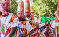 カリブ海の島、英領モントセラトで、聖パトリック祭のパレードに参加する伝統舞踊団「エメラルド・オリオールズ」のメンバー。太鼓を叩き、司教帽に似せたかぶり物を着けた仮面舞踏は、奴隷として連れてこられたアフリカの祖先と、彼らによる地主への反乱計画の歴史に敬意を表している（PHOTOGRAPH BY VALBAUN GALLOWAY, MONTSERRAT TOURISM DIVISION）