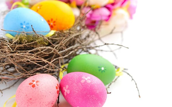 復活祭には主に食用色素で色づけした卵を飾る=PIXTA