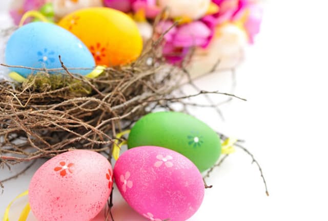 復活祭には主に食用色素で色づけした卵を飾る＝PIXTA