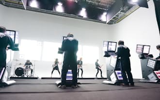 コナミデジタルエンタテインメントがアーケードゲーム機のPRでダンスロックバンド「HaKU（ハク）」と組んだ。写真はミュージックビデオの撮影風景