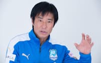 2020年、アスルクラロ沼津に所属していたときに取材に応じる中山雅史さん。21年1月には古巣であるジュビロ磐田にコーチとして迎えられた