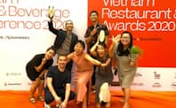 「Vietnam Restaurant ＆ Bar Awards 2020」の受賞式で(後列左が益子陽介氏、ベトナム・ホーチミン市、2020年12月４日）