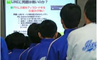 スマホを使ったSNSの安全利用についての講義を受ける生徒（3月、神奈川県横須賀市の中学校）