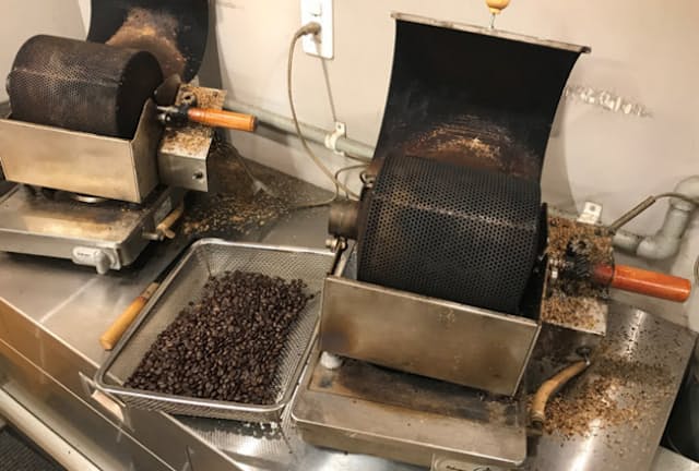 珈琲やの焙煎機は少量を焼き分けられるオリジナルの1キロ釜。自ら図面を引いて、コーヒー業界とは無関係の工場に製造を依頼した